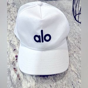 Alo trucker hat - white